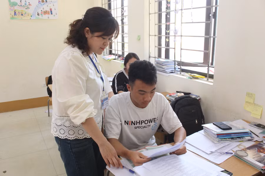 Giáo viên Trường Phổ thông dân tộc nội trú THPT tỉnh Bắc Kạn tích cực ôn luyện cho học sinh lớp 12.