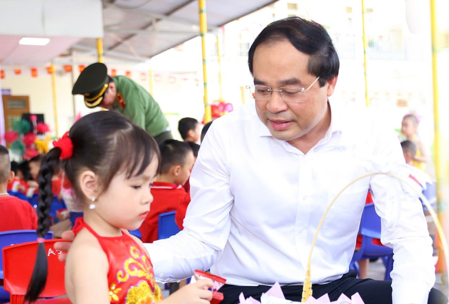 Bí thư Tỉnh ủy Thái Nguyên Trịnh Xuân Trường đến thăm, tặng quà các cháu thiếu nhi.