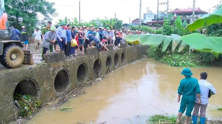 Lực lượng chức năng tìm kiếm nạn nhân