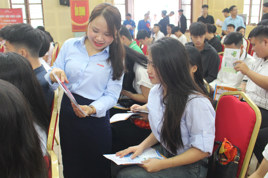 Tại ngày hội, các doanh nghiệp mang tới gần 3.000 cơ hội việc làm cho sinh viên. img-5680.jpg