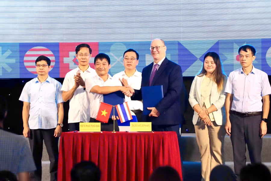 Lễ ký kết Biên bản ghi nhớ giữa Kenan Foundation Asia và Trường Đại học Công nghệ Thông tin và Truyền thông.