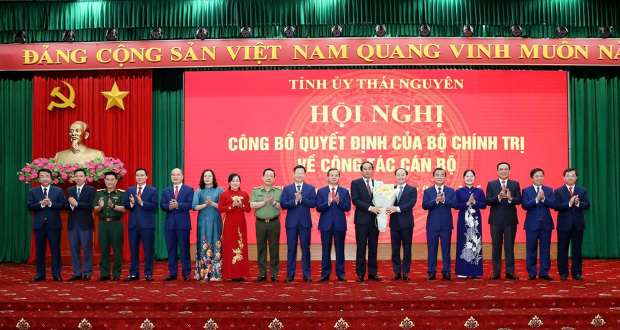 Lãnh đạo tỉnh Thái Nguyên tặng hoa chúc mừng tân Bí thư Tỉnh uỷ. tang-hoa-chuc-mung.jpg