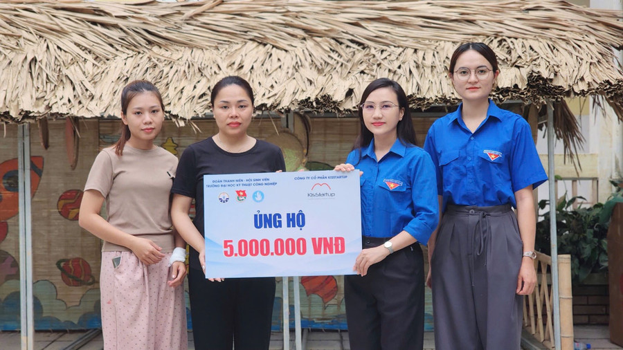 Đoàn trường sẻ chia khó khăn với các trường học bị thiệt hại do mưa lũ. cn-2.jpg
