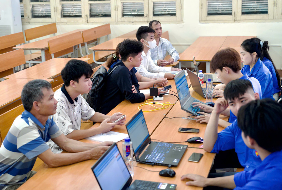 Tân sinh viên được đón tiếp chu đáo. dhcn-1.jpg