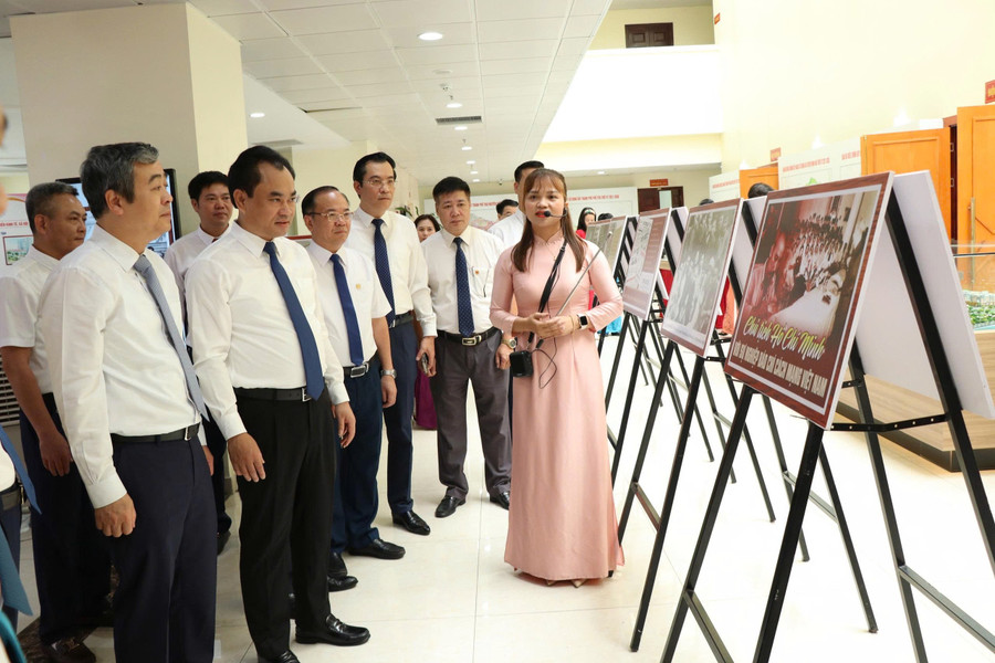 Bí thư Tỉnh uỷ Thái Nguyên Trịnh Việt Hùng cùng lãnh đạo các đơn vị tham quan triển lãm ảnh “Thái Nguyên trong dòng chảy báo chí cách mạng Việt Nam". img-9633.jpg
