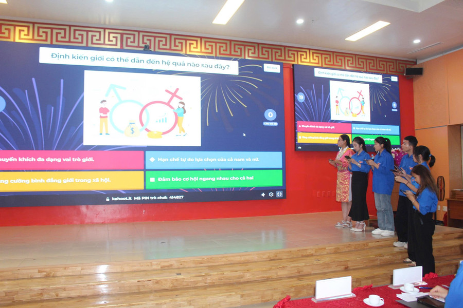 Sinh viên tham gia trả lời trắc nghiệm. img-9192.jpg