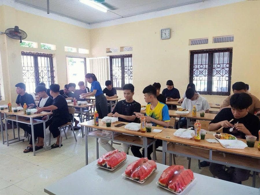 Thí sinh tại điểm thi Trường THPT Chợ Mới được hỗ trợ ăn trưa. thi-sinh-tai-diem-thi-thpt-cho-moi-duoc-ho-tro-an-trua.jpg
