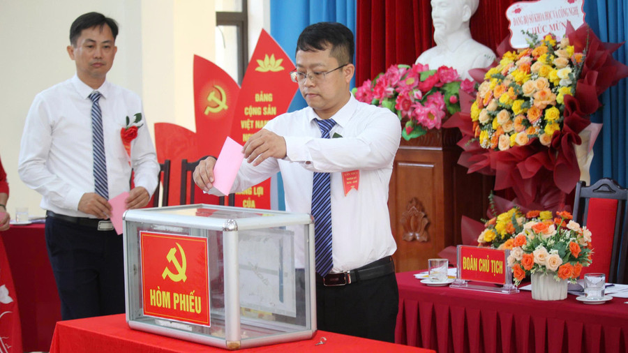 TS Lục Quang Tấn, Giám đốc Phân Hiệu Đại học Thái Nguyên tại tỉnh Hà Giang tham gia bỏ phiếu. ts-luc-quang-tan-giam-doc-phan-hieu-dai-hoc-thai-nguyen-tai-tinh-ha-giang.jpg