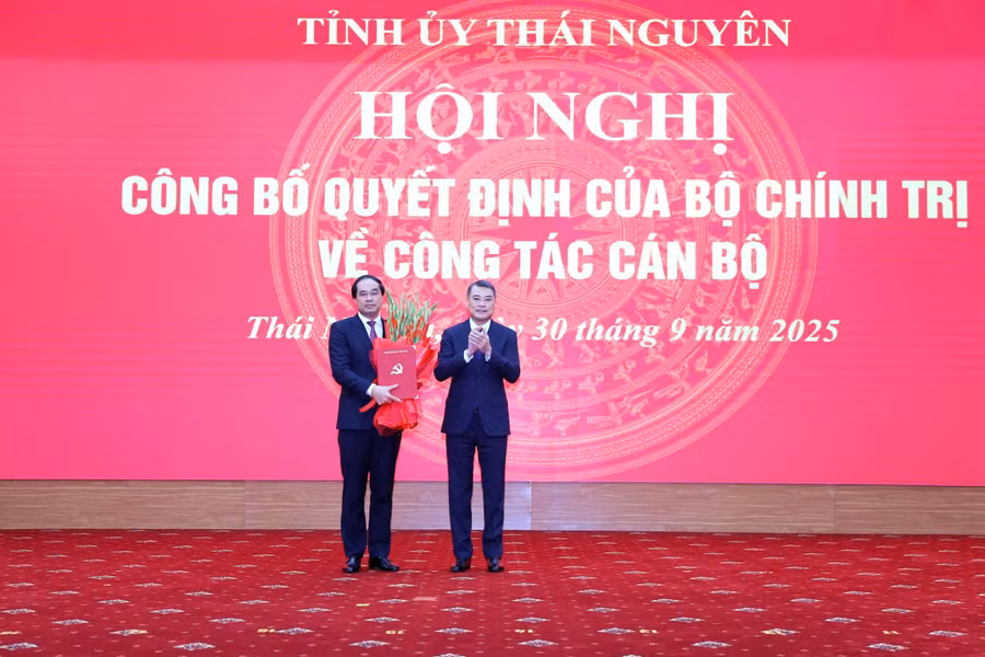 Ông Lê Minh Hưng, Ủy viên Bộ Chính trị, Bí thư Trung ương Đảng, Trưởng Ban Tổ chức Trung ương trao Quyết định cho Bí thư Tỉnh uỷ Thái Nguyên Trịnh Xuân Trường.