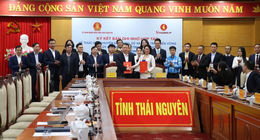 Lãnh đạo tỉnh Thái Nguyên và lãnh đạo Tập đoàn Vingroup trao biên bản hợp tác.