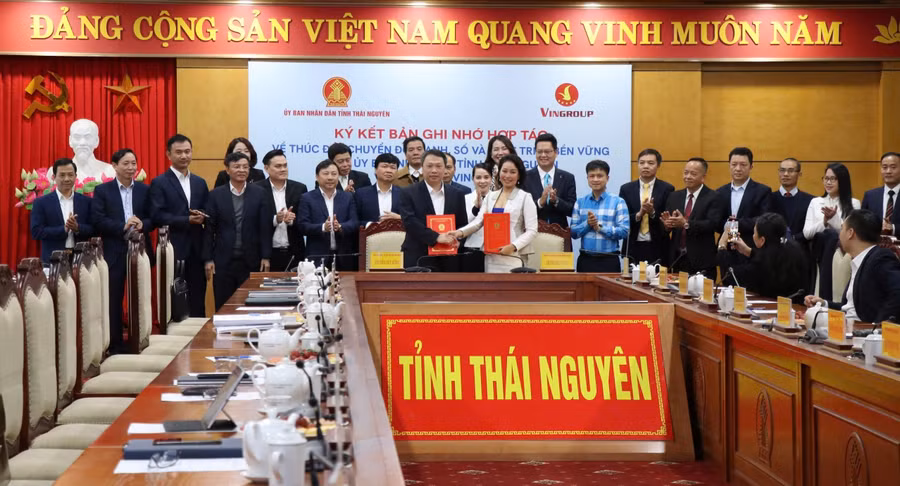 Lãnh đạo tỉnh Thái Nguyên và lãnh đạo Tập đoàn Vingroup trao biên bản hợp tác.