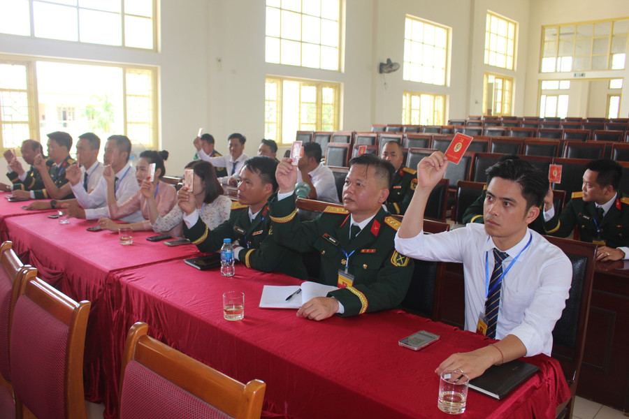 Đại biểu tham gia biểu quyết. img-2477.jpg