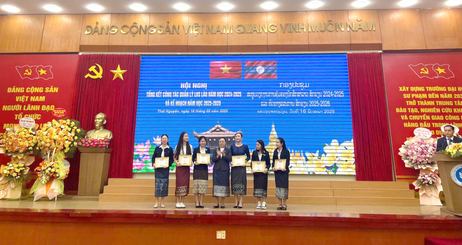 Khen thưởng LHS Lào có thành tích học tập xuất sắc. beauty-1747370212674.jpg