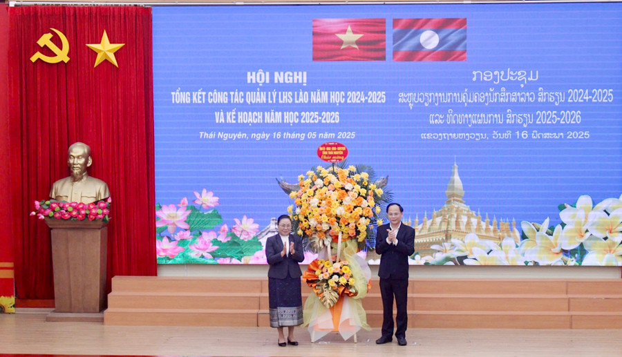 Lãnh đạo tỉnh Thái Nguyên tặng hoa chúc mừng. beauty-1747364844754.jpg
