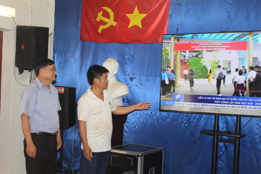 Nhà văn hóa được đầu tư, lắp đặt hệ thống thiết bị hiện đại phục vụ chuyển đổi số: Internet Tivi, loa hội trường, âm ly, micro, máy tính kết nối mạng và nhiều thiết bị phụ trợ khác. img-2268.jpg