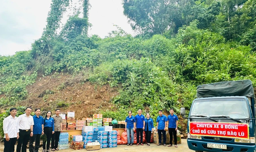 Chung tay, đồng lòng hướng về vùng bão lũ.