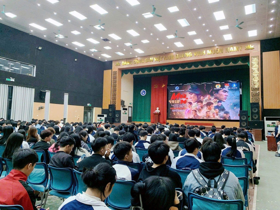 Giảng viên và sinh viên Trường Đại học Công nghệ Thông tin và Truyền thông xem phim Mưa đỏ.