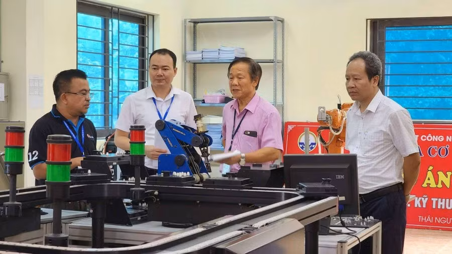 Đoàn đánh giá của AUN QA kiểm tra trang thiết bị của trường Đại học Kỹ thuật Công nghiệp (ĐH Thái Nguyên).