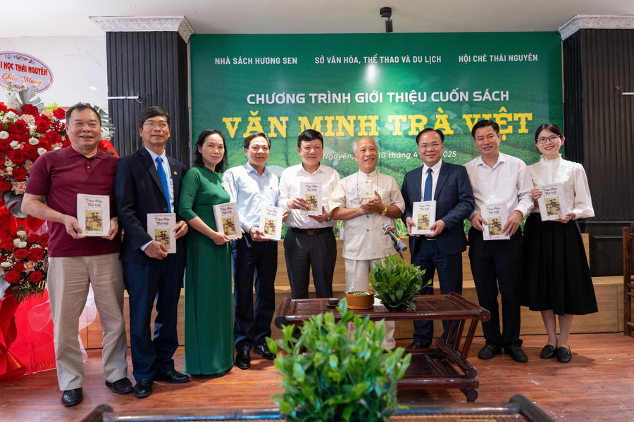 Các đại biểu tham gia chương trình giới thiệu cuốn sách.