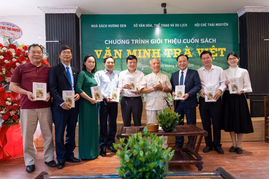 Các đại biểu tham gia chương trình giới thiệu cuốn sách.