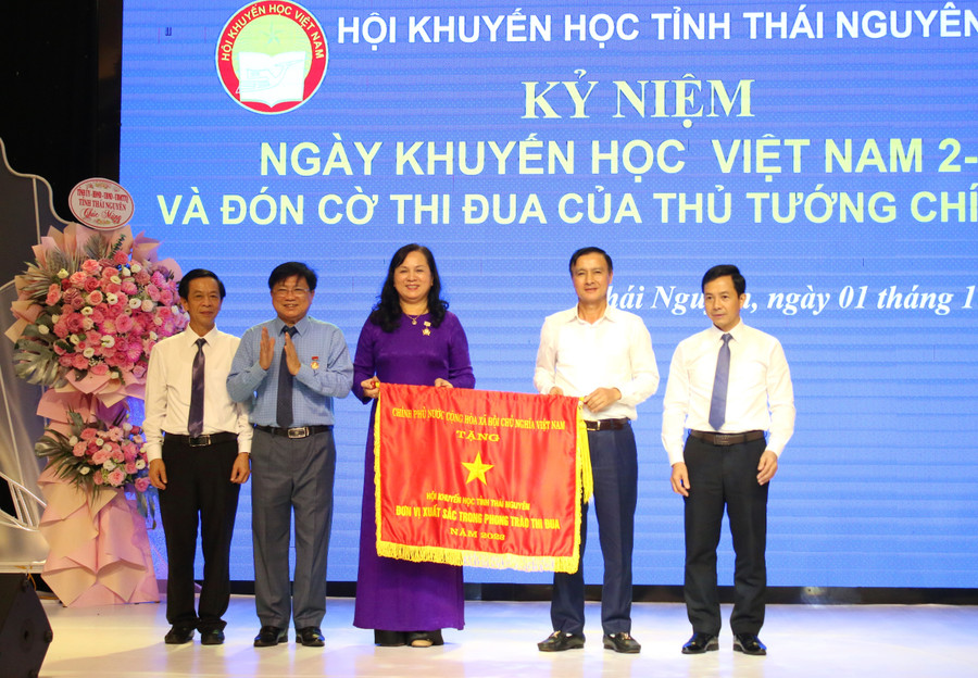 Hội khuyến học tỉnh Thái Nguyên đón nhận Cờ thi đua xuất sắc của Thủ tướng Chính phủ.