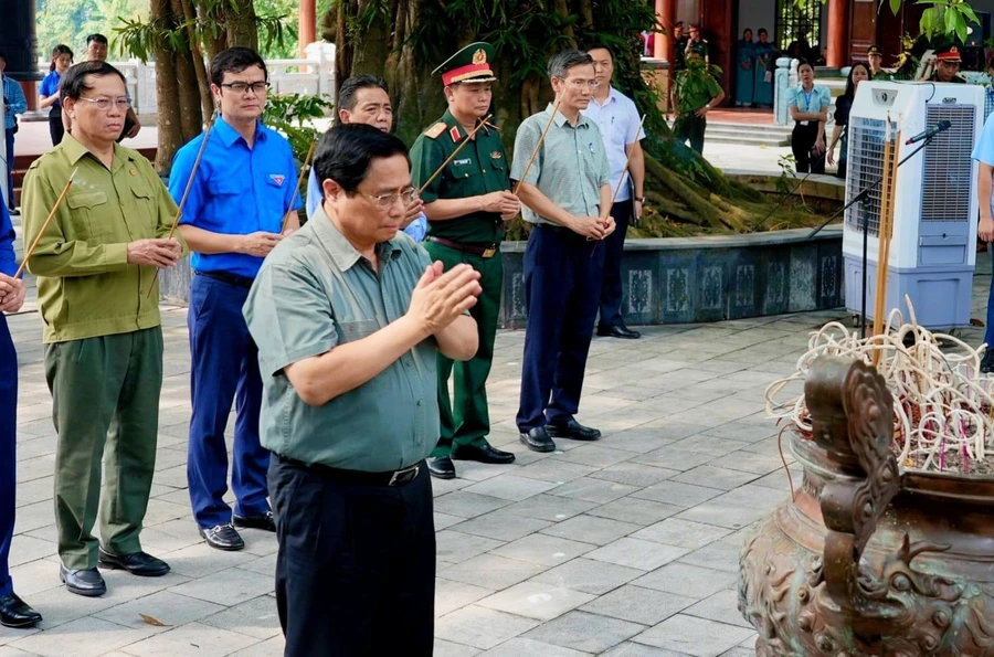 Thủ tướng Phạm Minh Chính dâng hương tưởng nhớ các Anh hùng liệt sĩ tại Thái Nguyên.