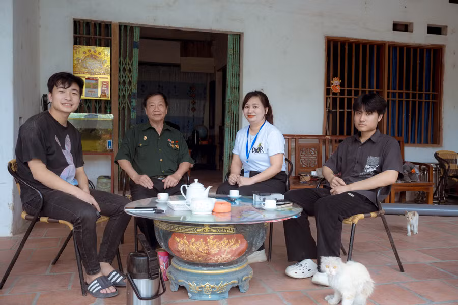 Cô và trò trường Đại học Kỹ thuật Công nghiệp thăm hỏi cựu chiến binh Hoàng Quang Tròn.