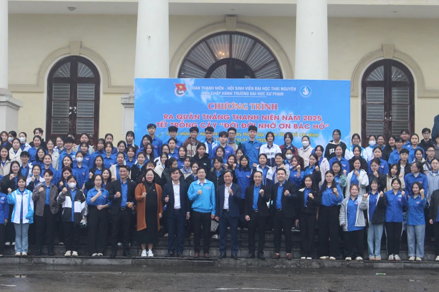 Lãnh đạo trường Đại học Sư phạm cùng các đoàn viên sinh viên tại chương trình ra quân tháng thanh niên năm 2025 tết trồng cây đời đời nhớ ơn Bác Hồ.