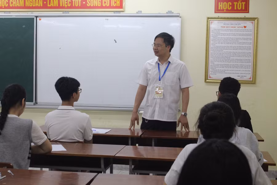 Giám đốc Sở Giáo dục và Đào tạo Thái Nguyên động viên thí sinh trước khi thi.