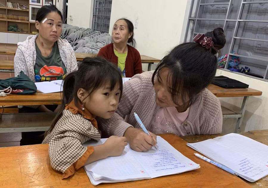 Chị Hồng Thị Hài, sinh năm 2001, người dân tộc Mông ở xã La Hiên, tỉnh Thái Nguyên ngày ngày đưa con cùng đến lớp học xoá mù chữ.