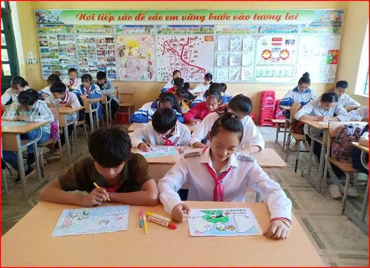 Từ những bài giảng sáng tạo, mang tính trải nghiệm cao giúp học sinh nâng cao ý thức về phòng chống tác hại của thuốc lá. hoc-sinh-thcs-thanh-luong-ve-tranh.jpg