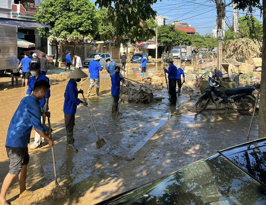 Tuổi trẻ Đại học Thái Nguyên nỗ lực dọn dẹp đường phố.