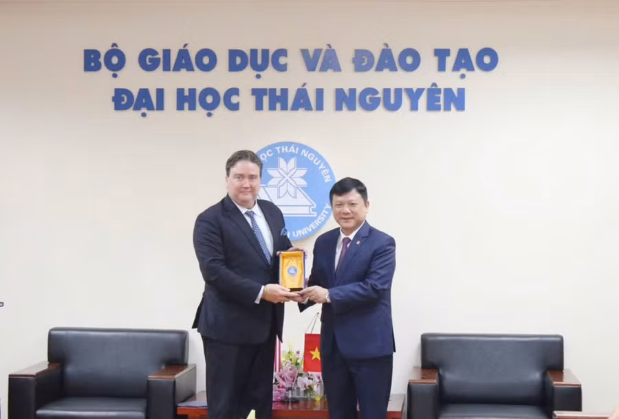 Đại sứ Hoa Kỳ tại Việt Nam thăm và làm việc với Đại học Thái Nguyên.