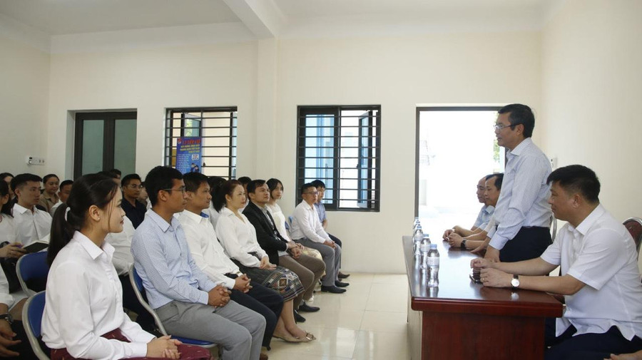 Thứ trưởng Nguyễn Văn Phúc đến thăm, gặp gỡ lưu học sinh Lào tại Trường Đại học Sư phạm - Đại học Thái Nguyên.