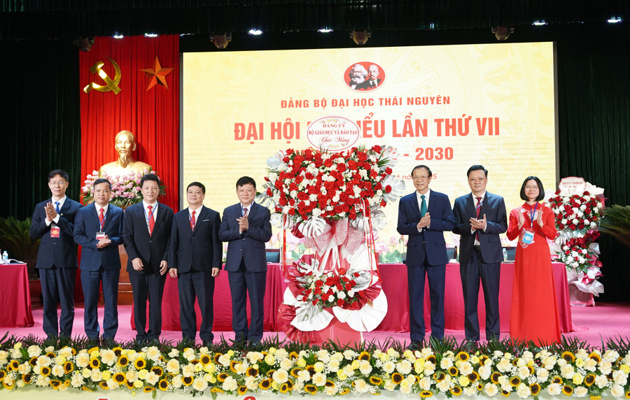 Thứ trưởng Bộ Giáo dục và Đào tạo Phạm Ngọc Thưởng tặng hoa chúc mừng Đại hội.