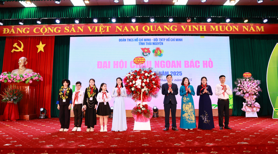 Lãnh đạo tỉnh Thái Nguyên tặng hoa chúc mừng đại hội. 