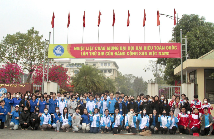 Đoàn viên sinh viên tích cực hưởng ứng.