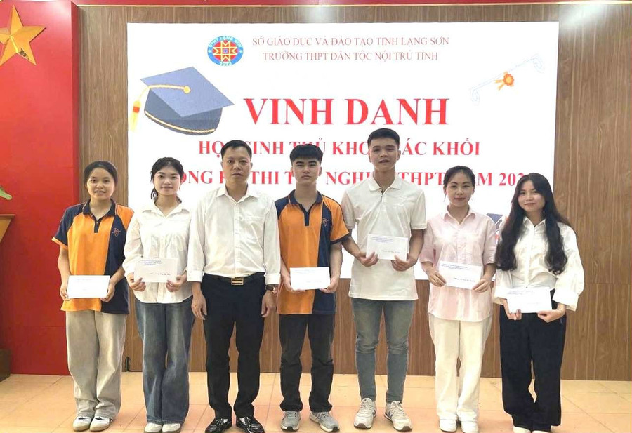 Ông Bế Văn Tằng – Phó Hiệu trưởng Trường THPT Dân tộc nội trú tỉnh Lạng Sơn trao khen thưởng cho học sinh.