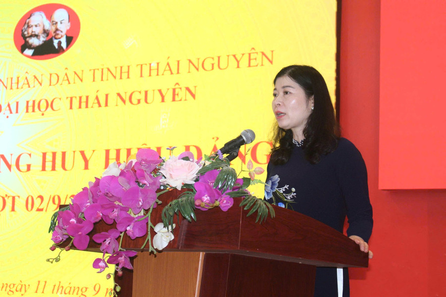 Bà Mai Thị Nhài, Phó Bí thư chuyên trách Đảng uỷ UBND tỉnh Thái Nguyên phát biểu tại buổi lễ. dhtn-3.jpg