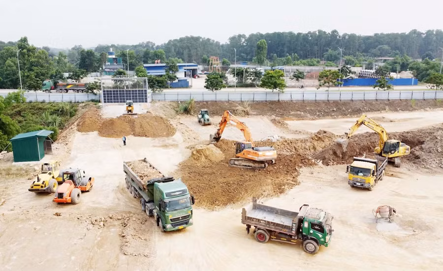 Nhân lực, máy móc thiết bị được huy động để triển khai Dự án Khu nhà ở xã hội Đồng Tiến (phường Vạn Xuân).