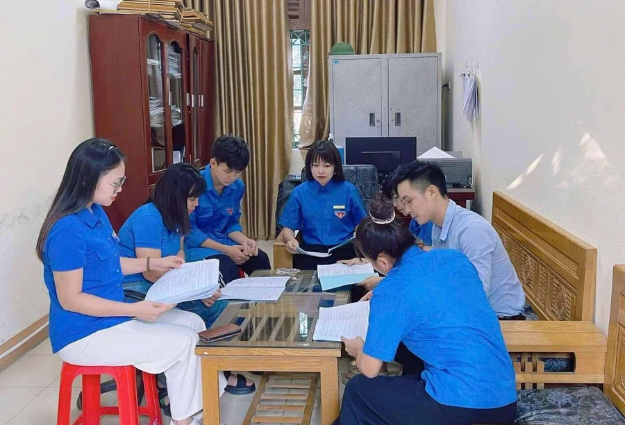 Các thầy cô trong nhóm "Gia sư áo xanh - tiếp sức mùa thi" trường THPT Phú Lương trao đổi các nội dung công việc.