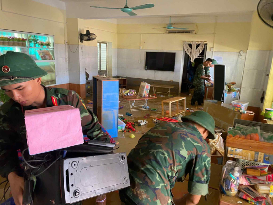 Công tác hỗ trợ triển khai cả ngày lẫn đêm tại Trường Mầm non 19/5 thành phố. truong-mam-no-195-hu-hong-nang.jpg