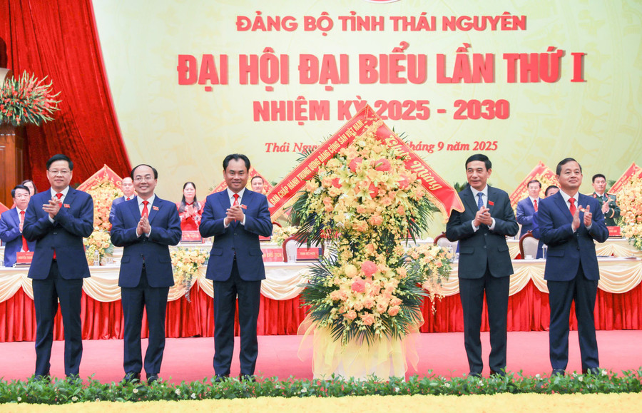 Đại tướng Phan Văn Giang, Ủy viên Bộ Chính trị, Phó Bí thư Quân ủy Trung ương, Bộ trưởng Bộ Quốc phòng tặng hoa chúc mừng Đại hội. dh-5.jpg