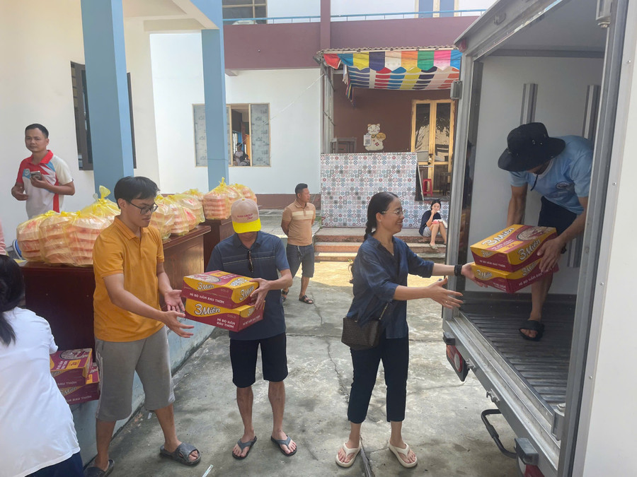 Các chuyến hàng cứu trợ sinh viên. img-2541.jpg