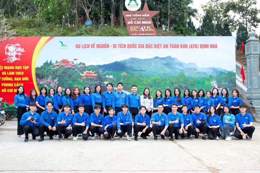 Đoàn thanh niên trường Đại học Y - Dược sinh hoạt chuyên đề tại Khu Di tích lịch sử Quốc gia đặc biệt ATK Định Hoá.