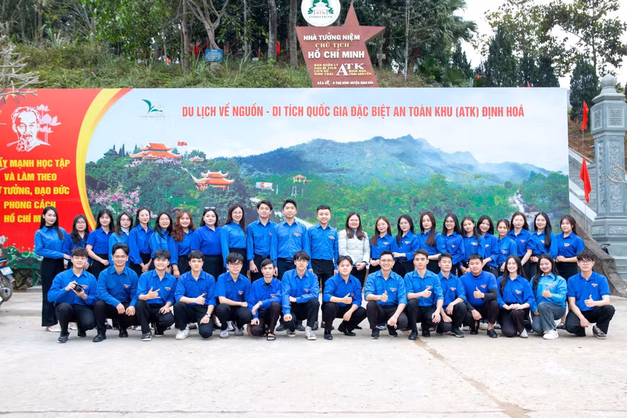 Đoàn thanh niên trường Đại học Y - Dược sinh hoạt chuyên đề tại Khu Di tích lịch sử Quốc gia đặc biệt ATK Định Hoá.