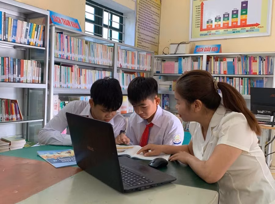 Cô Bùi Thị Lệ (Trường TH & THCS Tự Do, Phú Thọ) tuyên truyền cho học sinh về tác hại của thuốc lá.