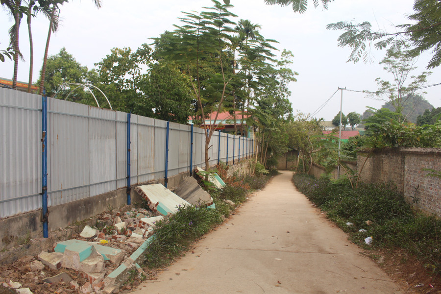 Phần tường rào Trường Mầm non Chùa Hang tạm thời gia cố lại để đảm bảo an toàn. img-7930.jpg