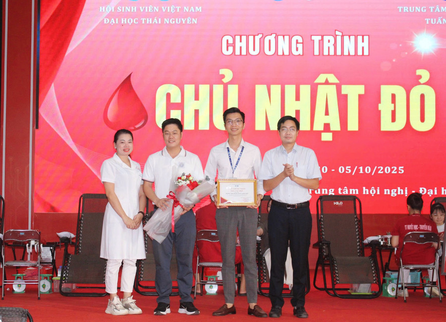 Hội sinh viên trao chứng nhận cho đơn vị đồng hành. img-2385.jpg