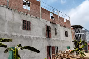 Nhiều công trình 3 tầng đang được người dân xã Vĩnh Cường, huyện Thanh Hà (tỉnh Hải Dương) gấp rút xây dựng.